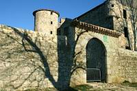 Chateau de Crau, Le porche d'entree dans la cour d'honneur